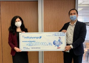 Milli Piyango özel yılbaşı çekilişi’nde 25 milyon TL ikramiye kazanan talihli çekini teslim aldı
