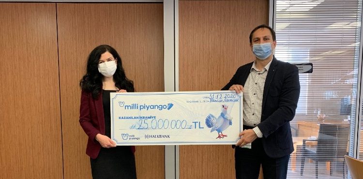 Milli Piyango özel yılbaşı çekilişi’nde 25 milyon TL ikramiye kazanan talihli çekini teslim aldı